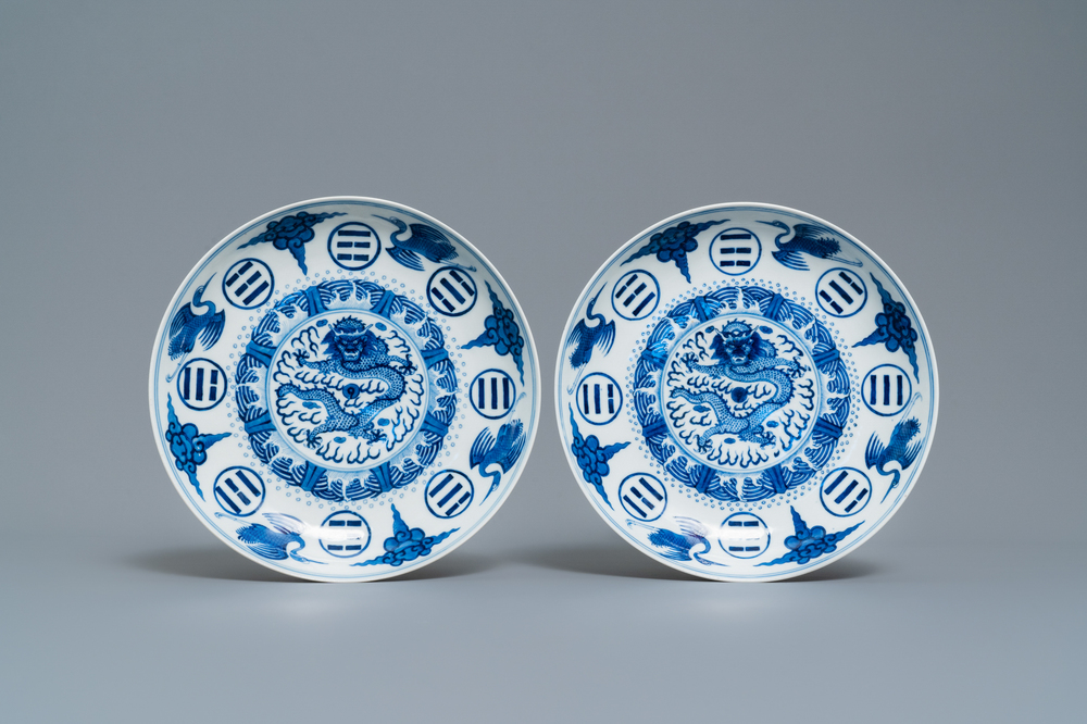 Een paar Chinese blauw-witte borden met kraanvogels, trigrammen en een draak, Guangxu merk en periode