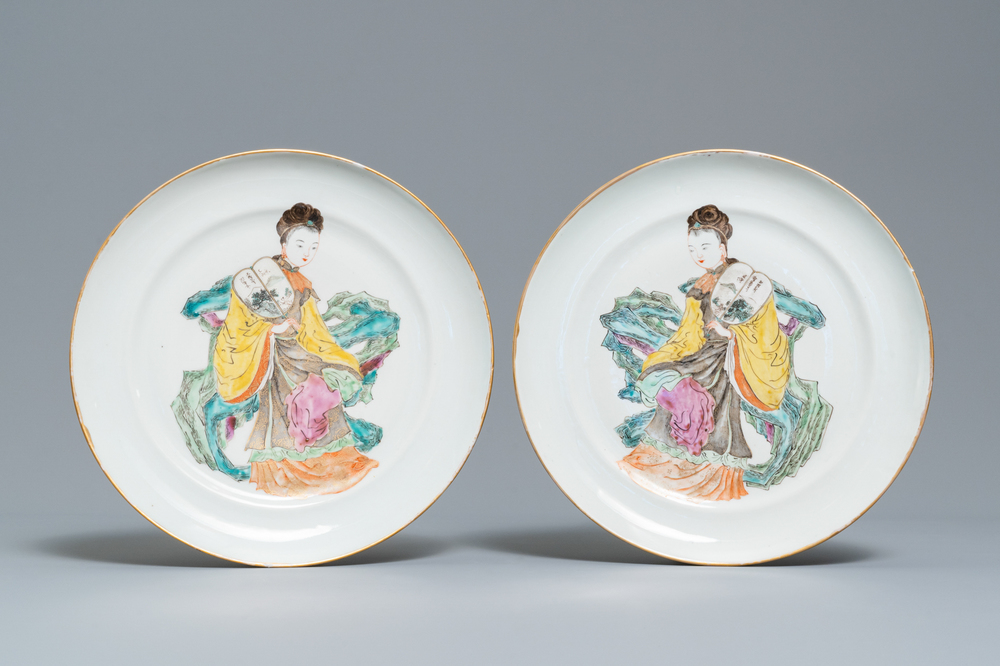 Une paire de plats en porcelaine de Chine famille rose &agrave; d&eacute;cor de femmes aux &eacute;ventails, 19&egrave;me