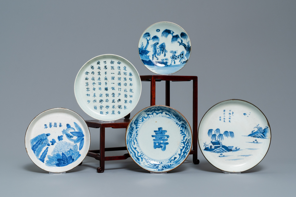 Vijf diverse Chinese blauw-witte 'Bleu de Hue' borden voor de Vietnamese markt, 19e eeuw