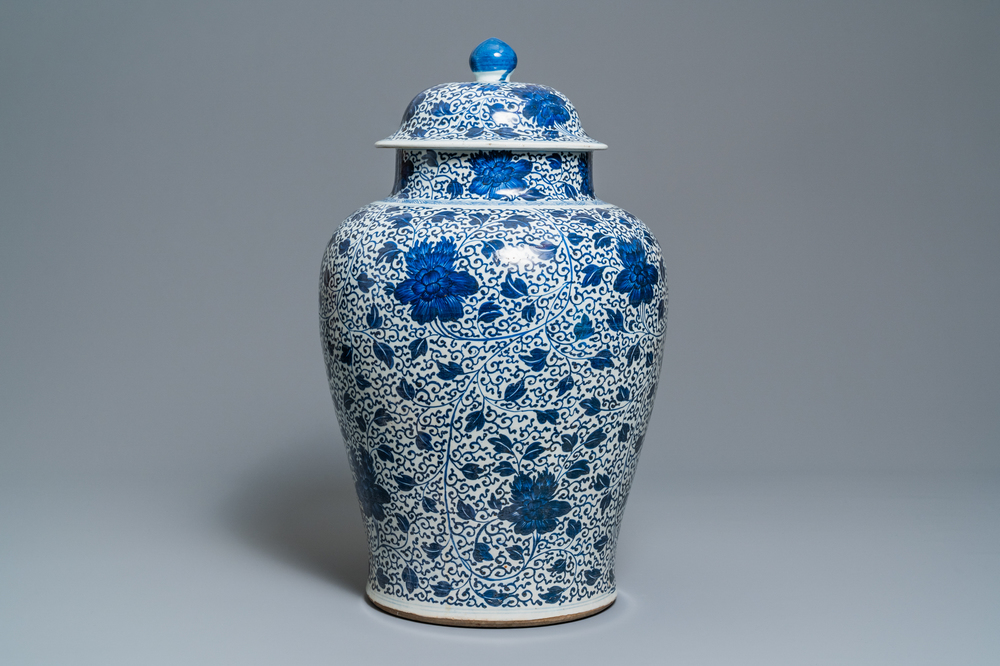 Un grand vase couvert en porcelaine de Chine en bleu et blanc, Kangxi