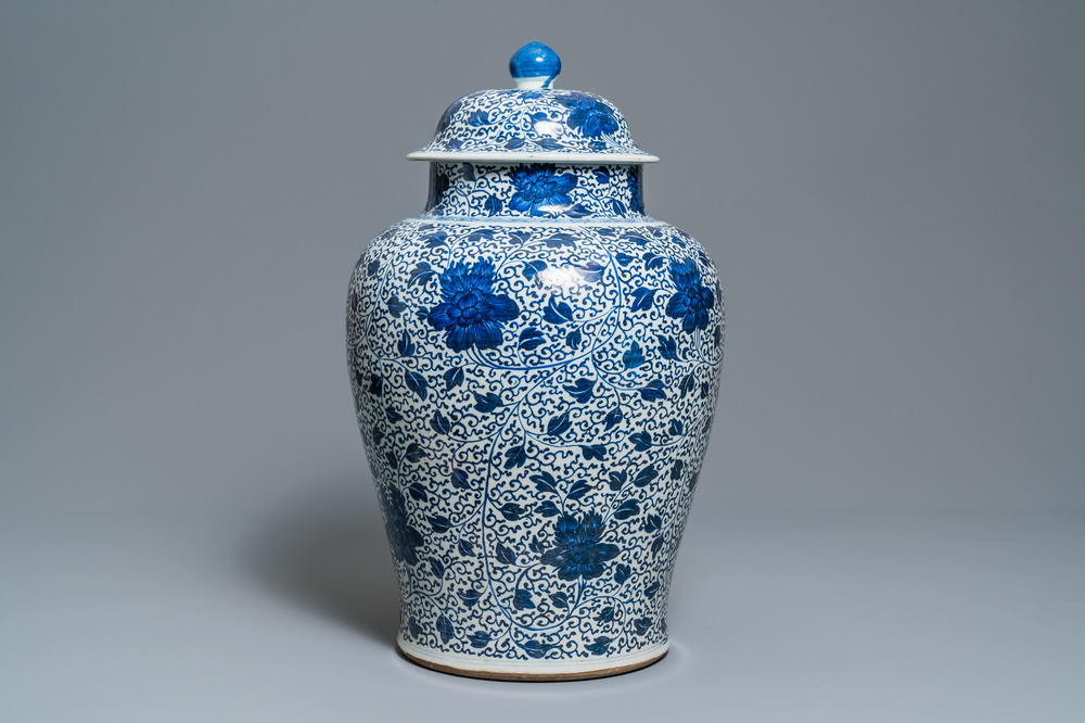 Een grote Chinese blauw-witte dekselvaas met pioenslingers, Kangxi