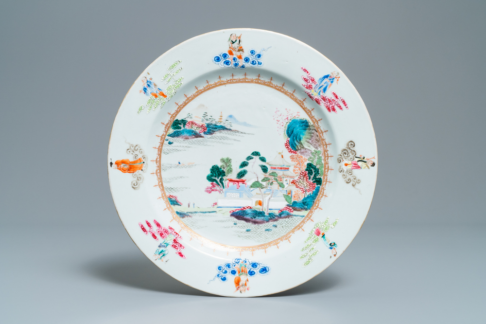 Un plat en porcelaine de Chine famille rose &agrave; d&eacute;cor d'immortels et d'un paysage, Qianlong