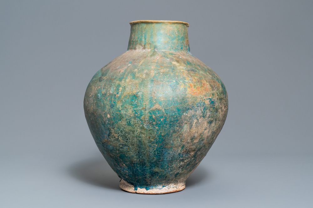 Un grand vase de forme globulaire &agrave; &eacute;mail turquoise, Kashan ou Raqqa, 15/16&egrave;me