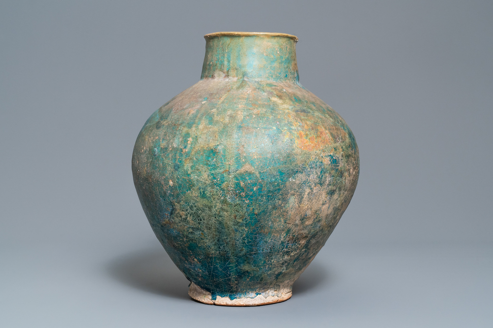 Een grote Perzische turquoise bolle vaas, Kashan of Raqqa, 15/16e eeuw