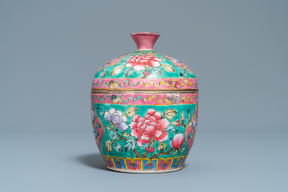 Un bol couvert de type 'chupu' en porcelaine de Chine famille rose pour le march&eacute; Straits ou Peranakan, 19&egrave;me