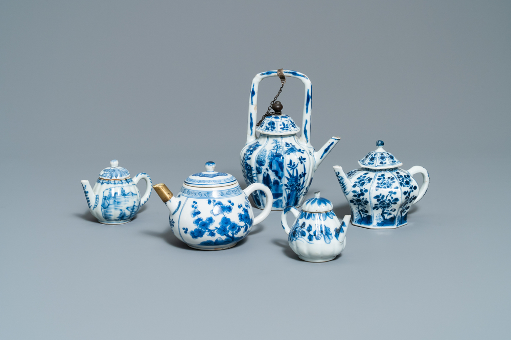 Vijf Chinese blauw-witte theepotten met deksels, Kangxi