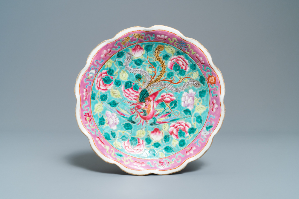 Un plat sur piedouche en porcelaine de Chine famille rose pour le march&eacute; Straits ou Peranakan, 19&egrave;me