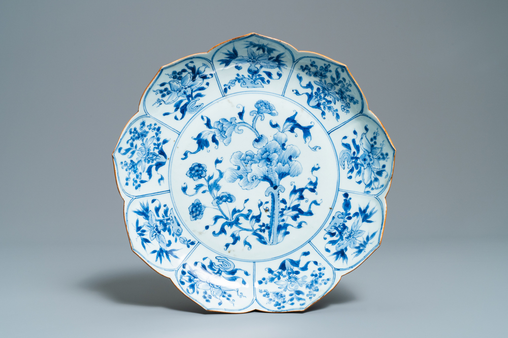 Un plat en porcelaine de Chine en bleu et blanc en forme de lotus, Kangxi