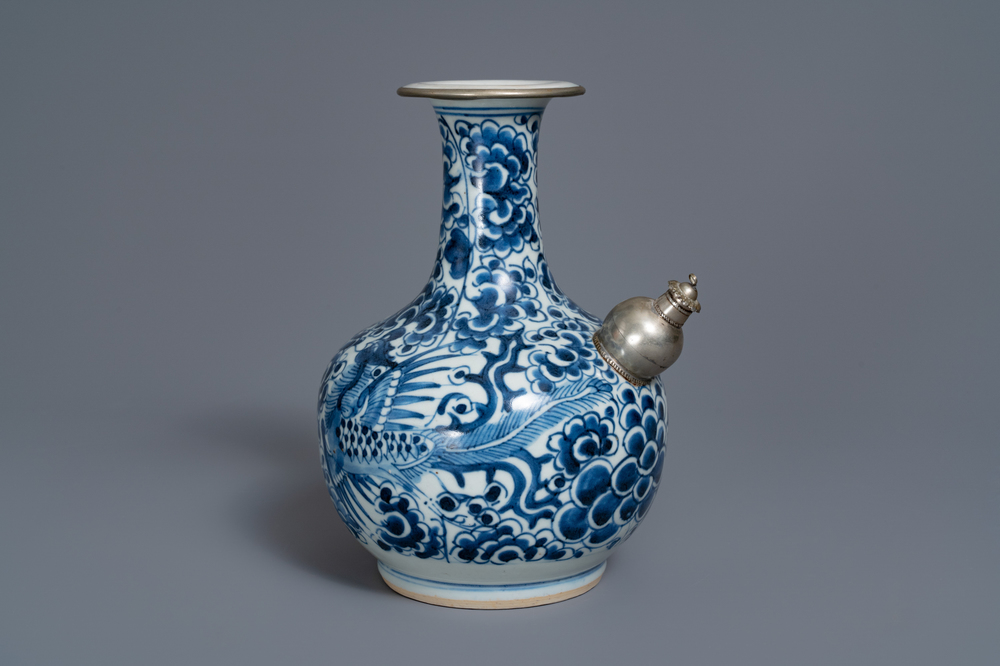 Un kendi en porcelaine de Chine 'Bleu de Hue' pour le Vietnam &agrave; d&eacute;cor de ph&eacute;nix, 19&egrave;me