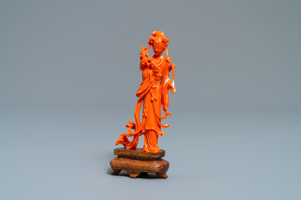 A Chinese carved coral figure of a lady with lingzhi, 19/20th C.