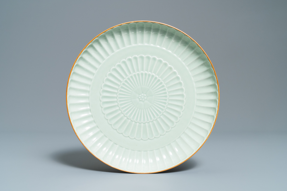 Un plat en porcelaine de Chine c&eacute;ladon monochrome en forme de Chrysanthe, Jingdezhen, dat&eacute; 1954