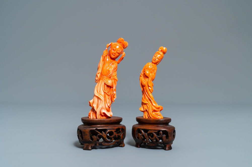 Twee Chinese figuren van dames in rood koraal, 19/20e eeuw