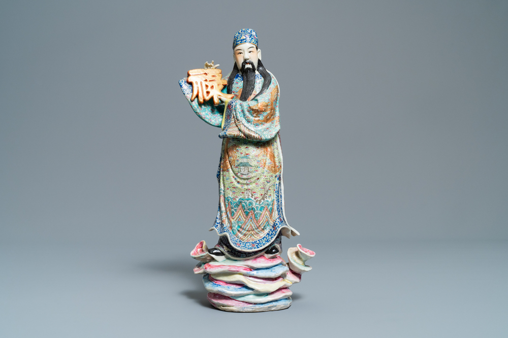 Une figure d'un immortel en porcelaine de Chine famille rose, 19/20&egrave;me