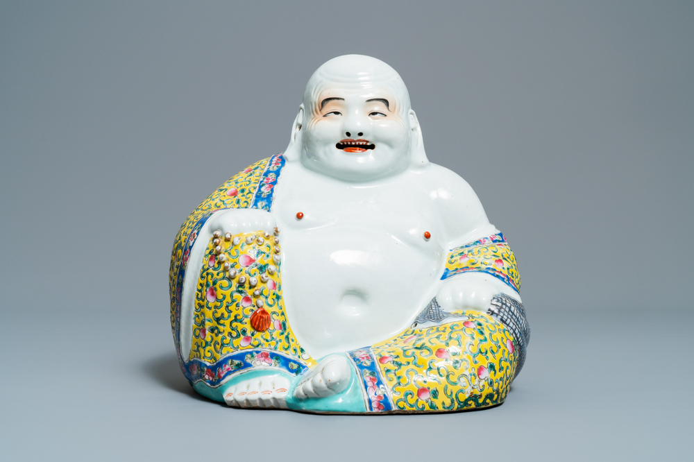 Une figure de Bouddha en porcelaine de Chine famille rose, marque en creux, 19&egrave;me