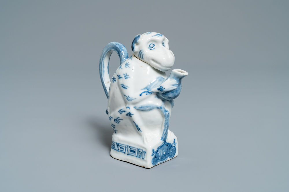 Une verseuse couverte en forme de singe en porcelaine de Chine en bleu et blanc, 19&egrave;me