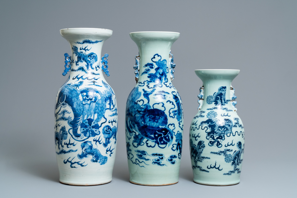 Drie Chinese blauw-witte en celadon vazen met Boeddhistische leeuwen, 19e eeuw