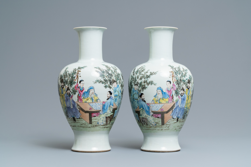 Une paire de vases en porcelaine de Chine famille rose &agrave; d&eacute;cor de joueurs de go, marque de Qianlong, 19/20&egrave;me