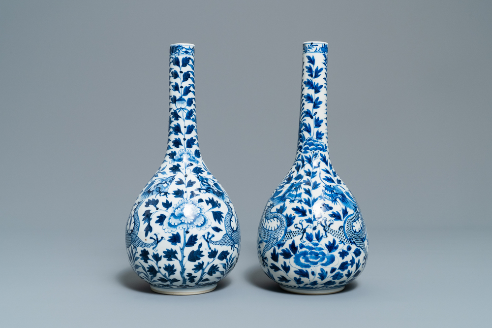 Een paar Chinese blauw-witte flesvormige vazen met draken, 19e eeuw