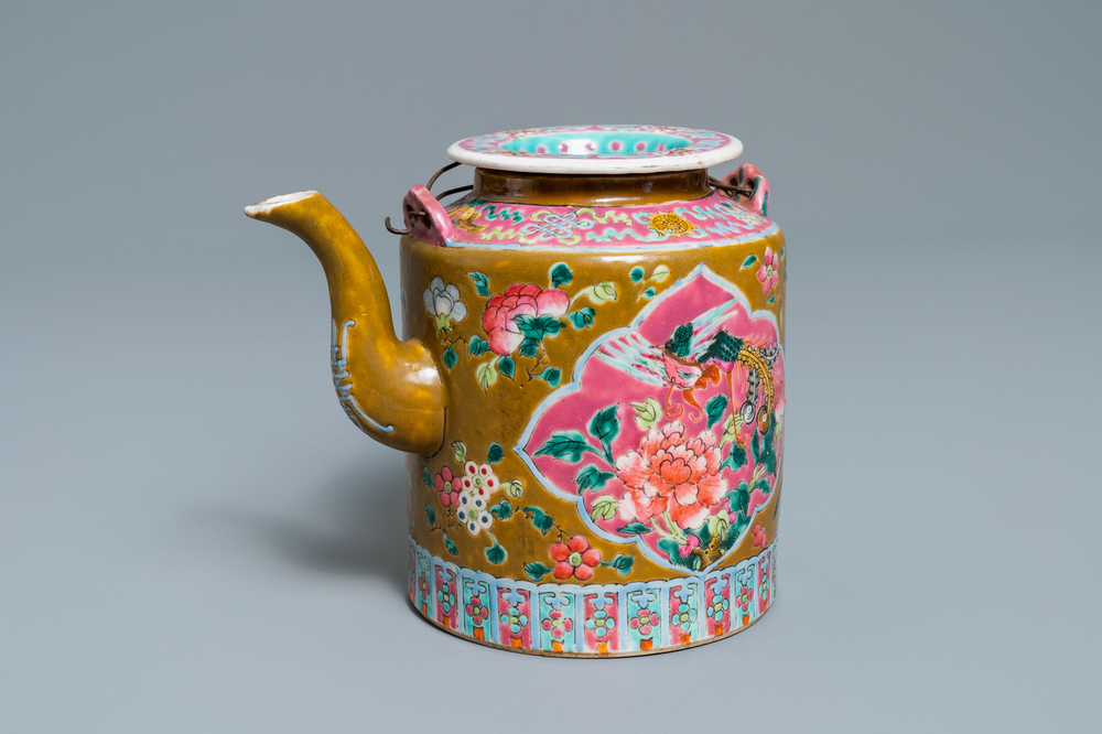 Une grande th&eacute;i&egrave;re en porcelaine de Chine famille rose pour le march&eacute; Straits ou Peranakan, 19&egrave;me