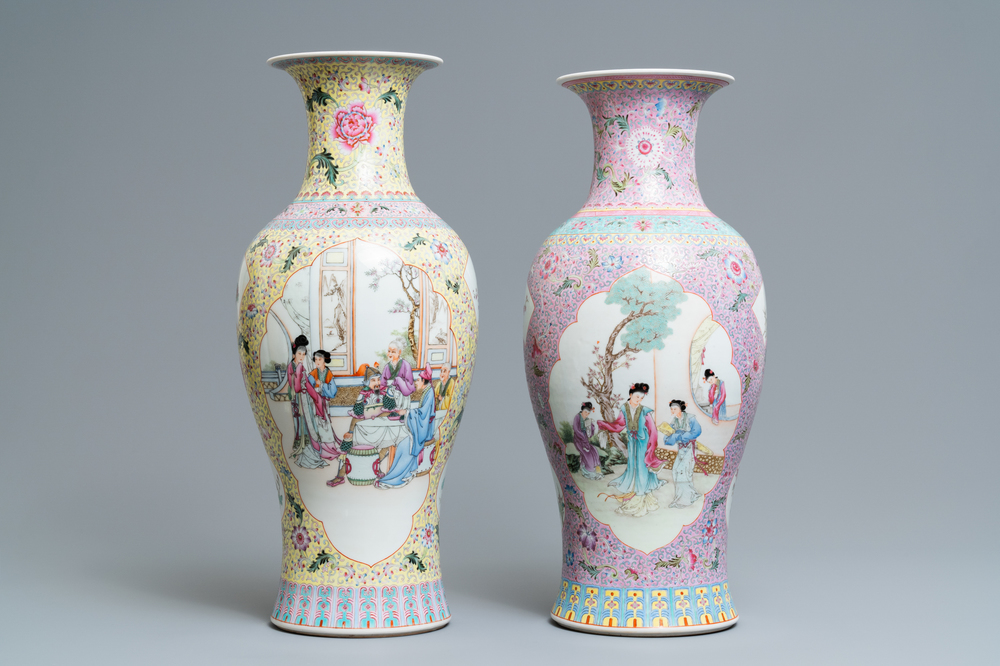Deux vases en porcelaine de Chine famille rose, marque de Qianlong, R&eacute;publique