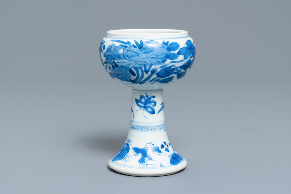 Een Chinese blauw-witte stem bowl, Kangxi