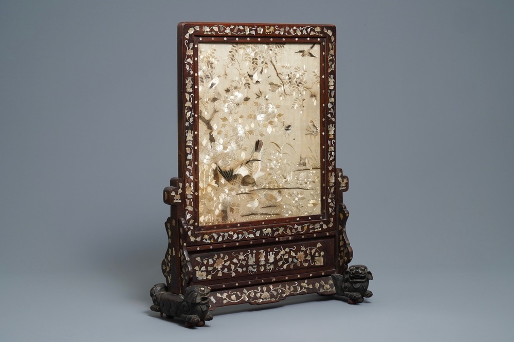 Een Chinees met parelmoer ingelegd houten scherm met zijden borduursel, 19e eeuw