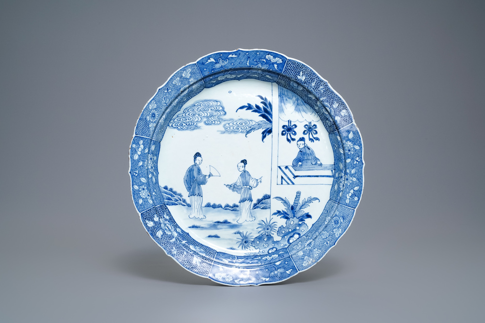 Een grote Chinese blauw-witte 'Romance of the Western chamber' schotel, Qianlong
