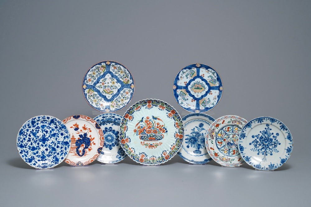 Een collectie van negen blauw-witte en polychrome Delftse borden en schotels, 18e eeuw
