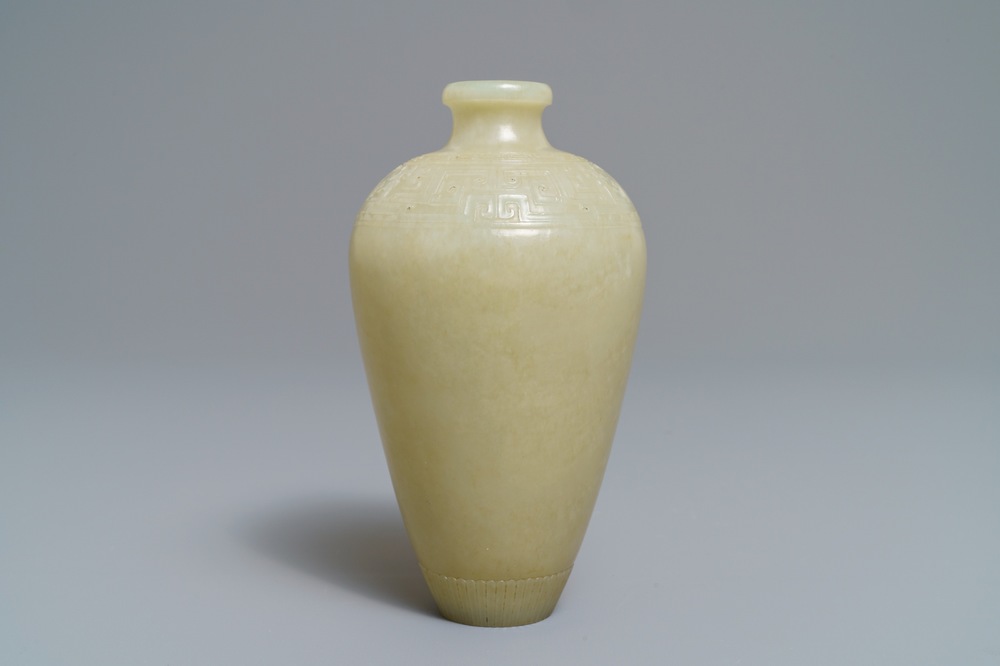 Un vase de forme meiping en jade sculpt&eacute; &agrave; d&eacute;cor archa&iuml;que, Chine, 19/20&egrave;me