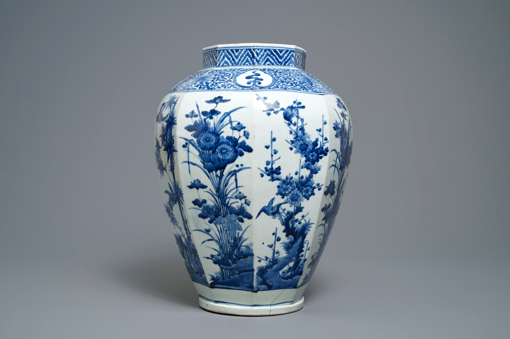 Un vase de forme octagonale en porcelaine Arita en bleu et blanc, Japon, Edo, 17&egrave;me