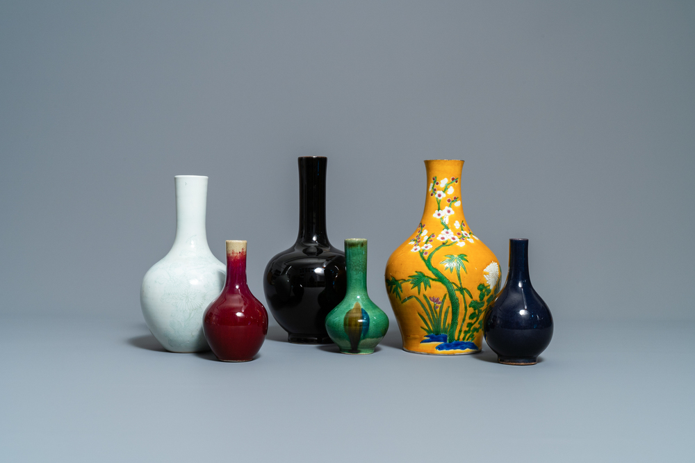 Zes Chinese monochrome flesvormige vazen, 18e eeuw en later