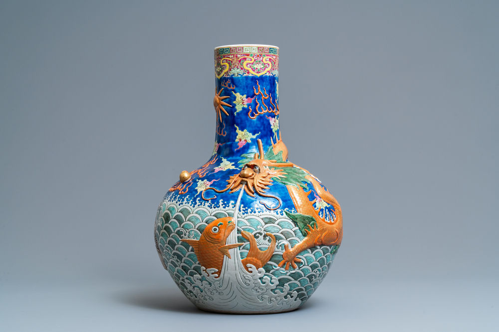 Un grand vase de forme tianqiu ping &agrave; d&eacute;cor en relief en porcelaine de Chine famille rose, marque de Kangxi, 19&egrave;me