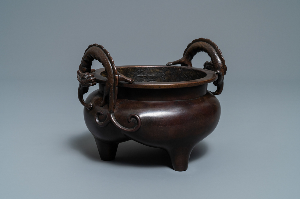 Un br&ucirc;le-parfum tripod en bronze aux anses en forme de chilong, marque en creux, Chine, 17/18&egrave;me