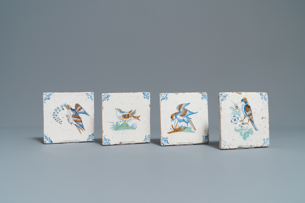 Quatre carreaux en fa&iuml;ence de Delft polychrome &agrave; d&eacute;cor d'oiseaux, 1&egrave;re moiti&eacute; du 17&egrave;me