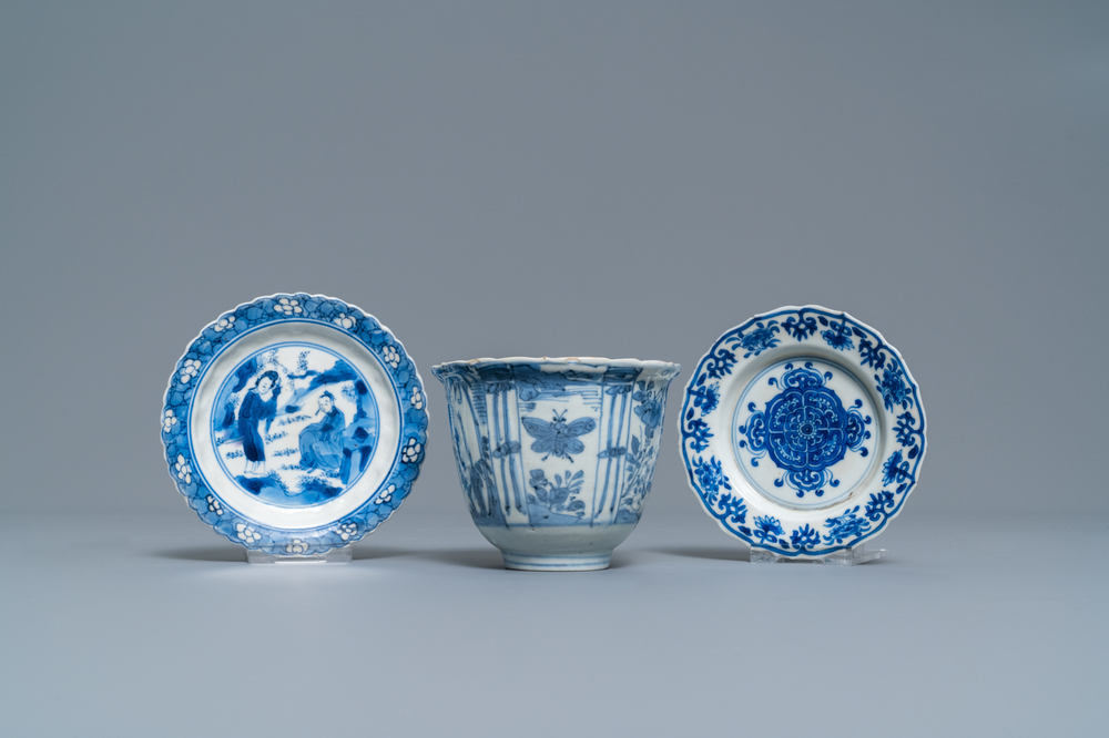 Deux petites coupes et un bol au corbeau en porcelaine de Chine en bleu et blanc, Kangxi et Wanli