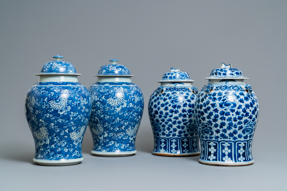 Deux paires de vases couverts en porcelaine de Chine en bleu et blanc, 19/20&egrave;me