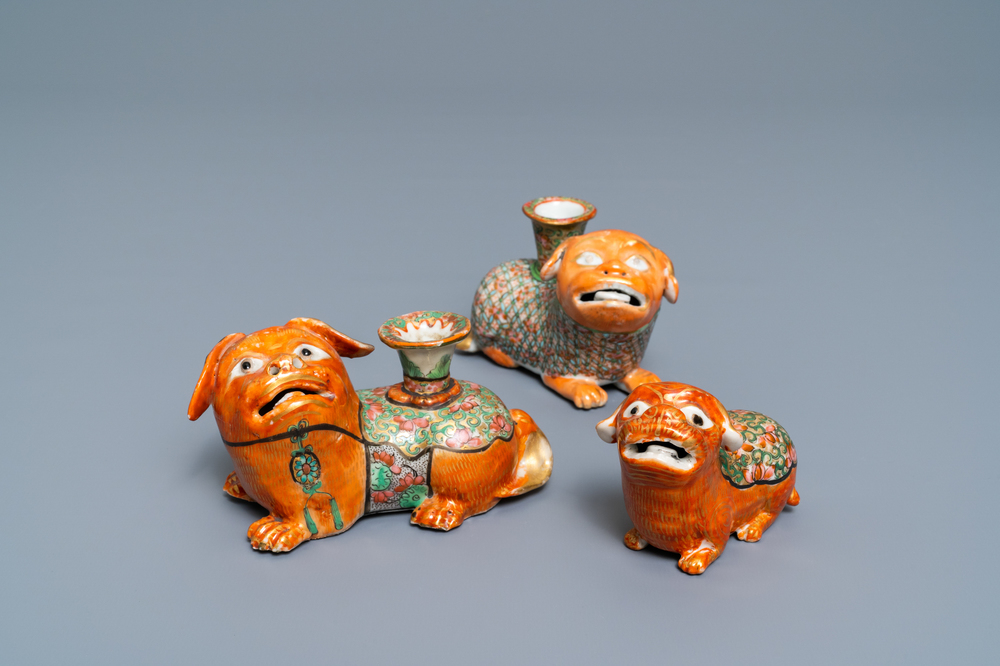 Trois mod&egrave;les de chiens en porcelaine de Chine famille rose de Canton dont deux bougeoirs, 19&egrave;me