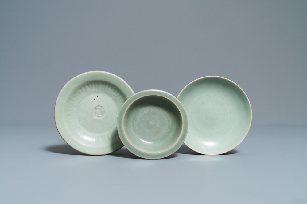 Drie Chinese Longquan celadon schotels, Song en Ming