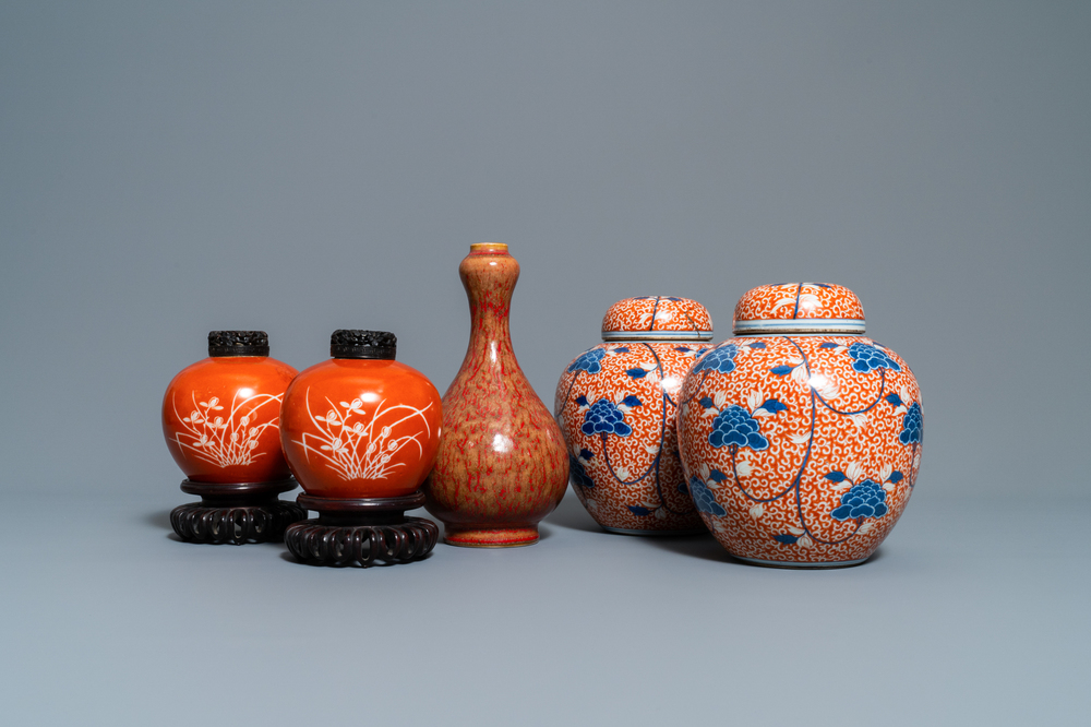 Deux paires de vases en porcelaine de Chine &agrave; fond corail et un vase &agrave; &eacute;mail flamb&eacute;, 19/20&egrave;me