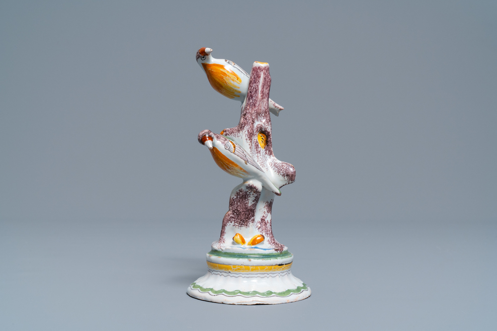 Un groupe en fa&iuml;ence polychrome de Bruxelles figurant deux oiseaux sur un arbre, 18&egrave;me