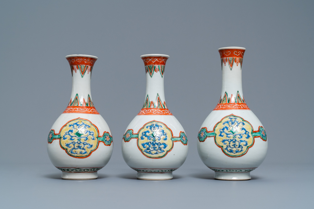 Drie Chinese famille verte flesvormige vazen, Kangxi