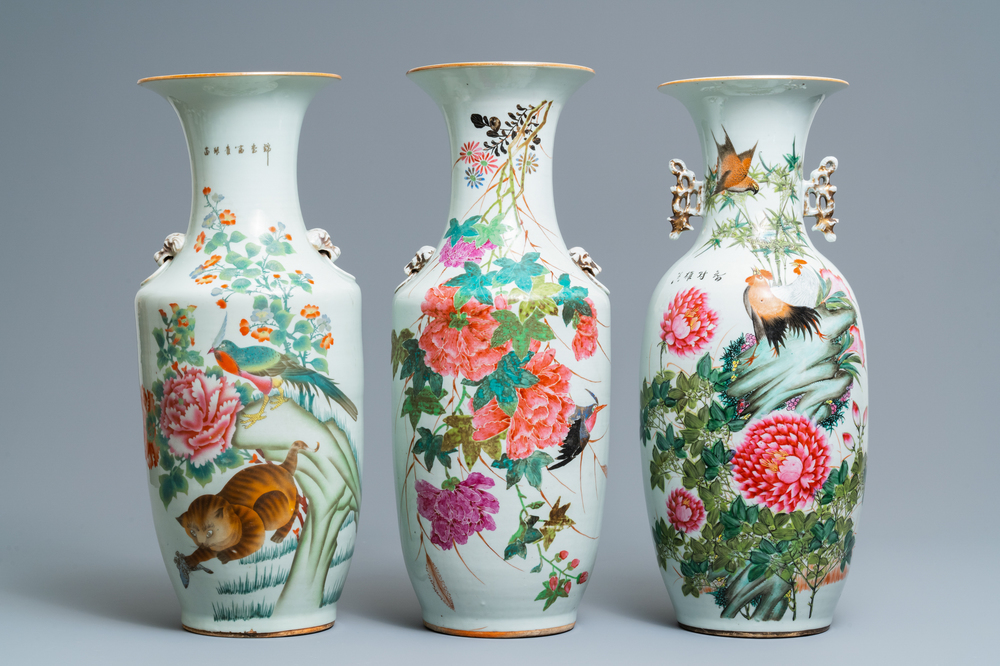 Trois vases en porcelaine de Chine famille rose &agrave; d&eacute;cor d'animaux parmi fleurs, 19/20&egrave;me