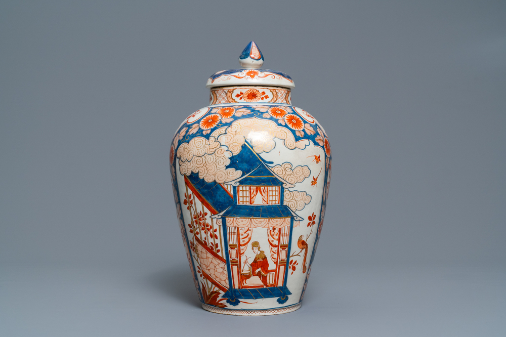 A Dutch Delft dor&eacute; Imari-style chinoiserie vase and cover, 1st quarter 18th C.
