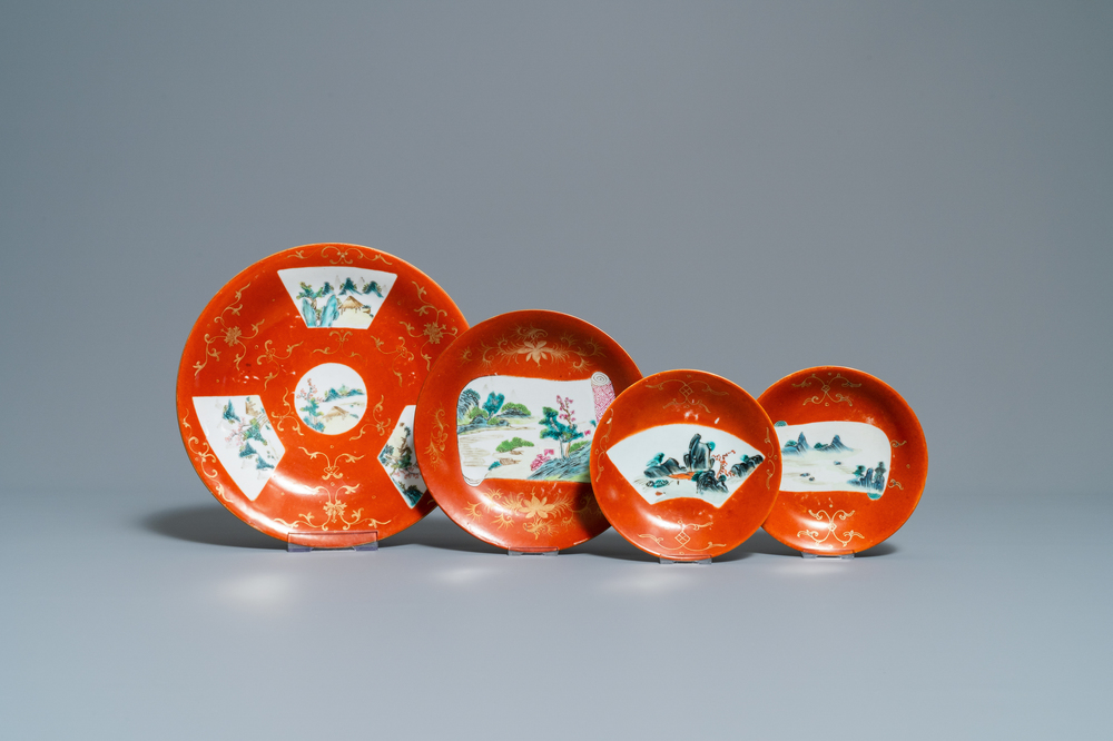 Quatre plats en porcelaine de Chine famille rose &agrave; fond rouge de corail, marques de Qianlong, 19&egrave;me
