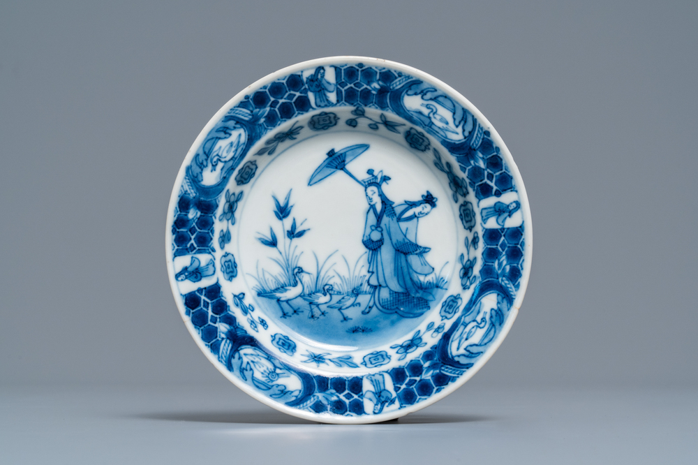 Une coupe en porcelaine Arita en bleu et blanc d'apr&egrave;s Cornelis Pronk: 'Dames au parasol', Japon, Edo, 18&egrave;me