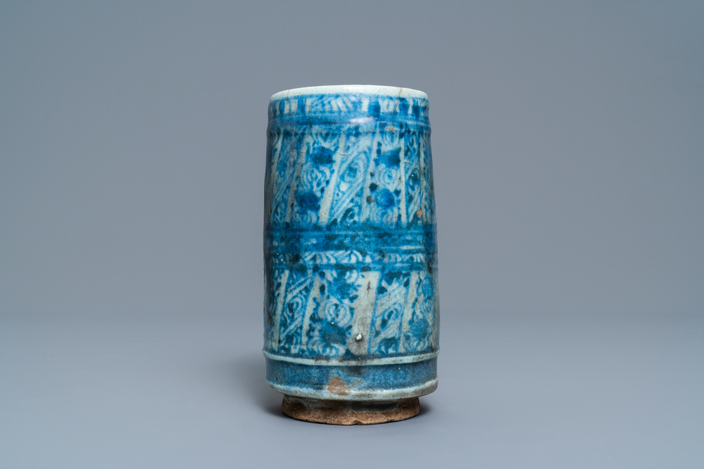 Een blauw-witte cylindrische Islamitische aardewerken vaas, Syri&euml; of Iran, 19e eeuw