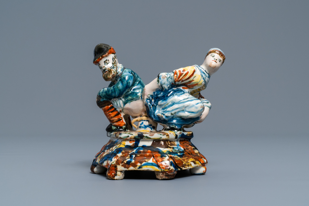 Un groupe en fa&iuml;ence de Delft polychrome figurant un couple sur un pot de chambre, 18&egrave;me