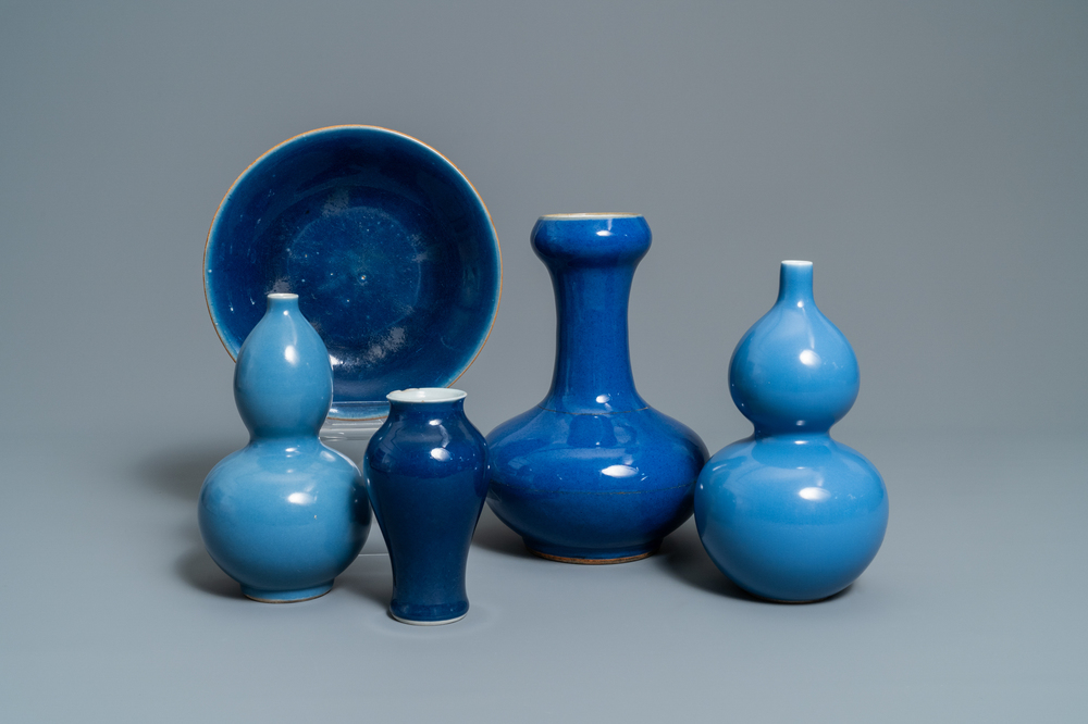Cinq pi&egrave;ces en porcelaine de Chine bleu monochrome, 19/20&egrave;me