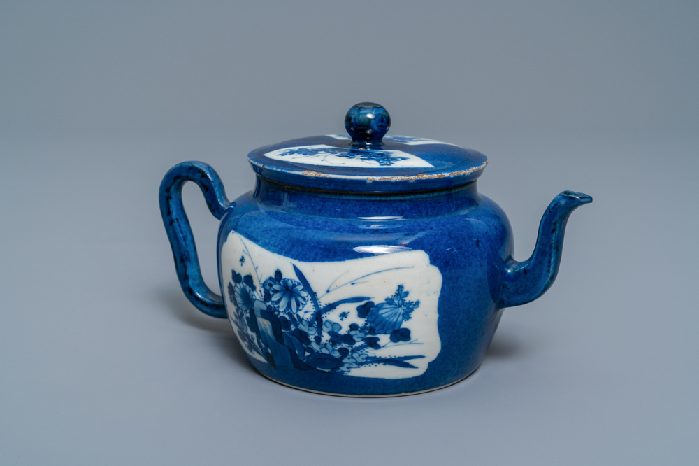 Une th&eacute;i&egrave;re couverte en porcelaine de Chine &agrave; fond bleu poudr&eacute;, Kangxi