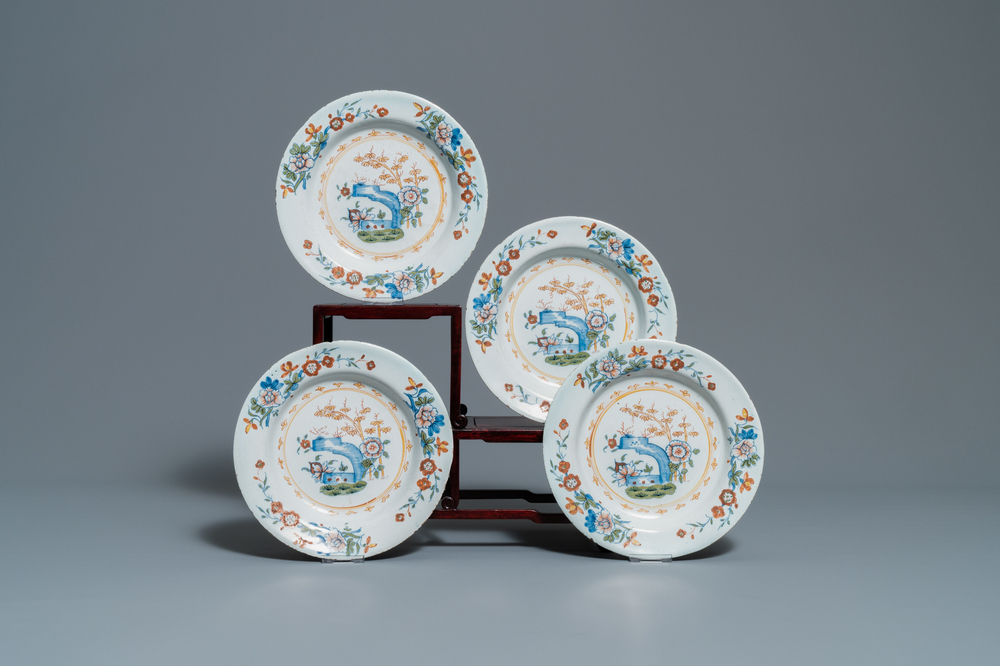 Vier polychrome Brussels aardewerken borden met chinoisierie decor, 18e eeuw